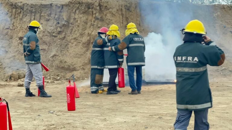 Treinamento de combate a incêndio encerra SIPAT 2025 no Heliporto Farol de São Tomé